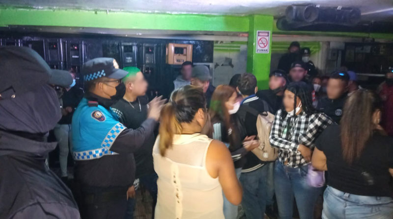 Un grupo de personas estaban aglomeradas en una reunión clandestina en local de El Calzado, sur de Quito. Foto: Twitter Agentes de Control Quito