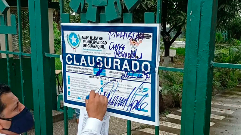 Xavier Narváez, director municipal de Justicia y Vigilancia del municipio, el lunes 24 de enero durante la clausura de colegios. Foto: Twitter @CynthiaViteri6