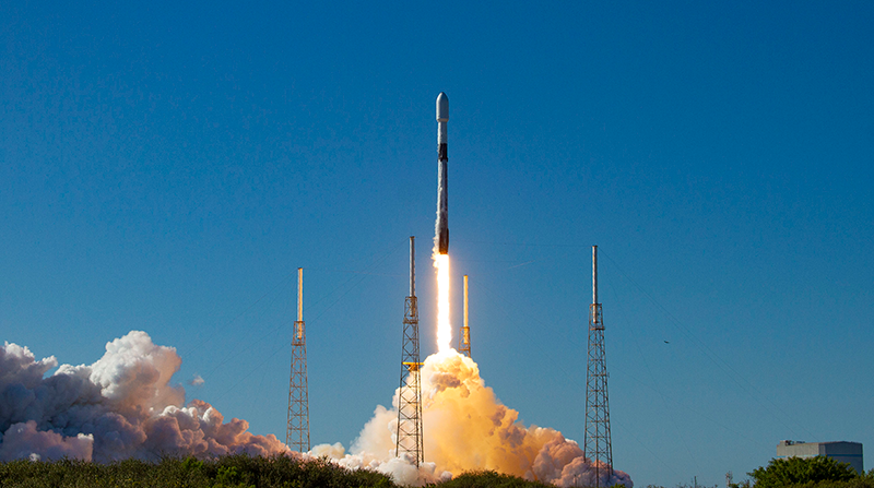 Un cohete modelo Falcon 9 despegando. Foto: Twitter @SpaceX