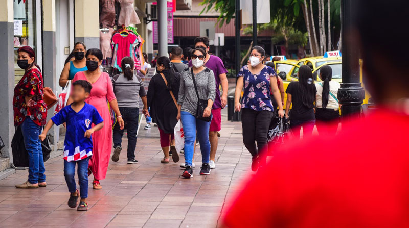 El centro de Guayaquil ha retomado parte de su dinamismo, durante la última semana, luego de una primera parte del año con menor concurrencia a causa de los contagios explosivos de la variante Ómicron del coronavirus. Foto: Enrique Pesantes / EL COMERCIO