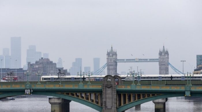 Solo en Londres se calcu­ló que 64 000 muertes están relacionadas con la contaminación ambiental, según un informe parlamentario. Foto: Agencia EFE