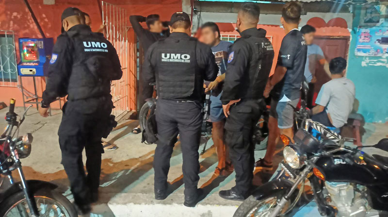 Agentes de la Policía acudieron a las distintas zonas para controlar a libadores y personas que se aglomeraron en la vía pública durante el fin de año. Foto: Twitter Policía Ecuador
