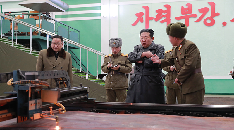 Kim Jong Un inspeccionó una fábrica de municiones que produce un arma importante. Foto: EFE