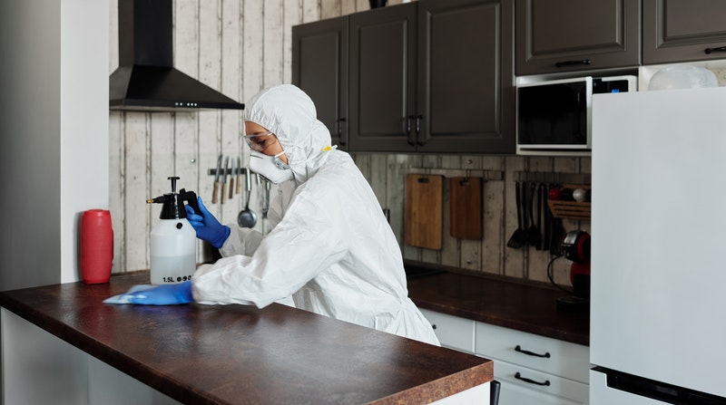 Foto referencial. Los investigadores recogieron muestras de aire de 11 hogares en las habitaciones donde se aislaba una persona recién infectada. Foto: Pexels