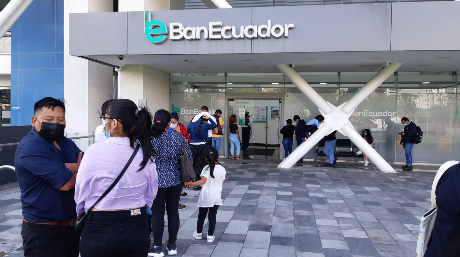 Personas interesadas en acceder al crédito de interés social se acercaron a las oficinas de BanEcuador. Foto: Twitter Guillermo Lasso
