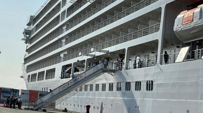 El Silver Moon atracó en el Puerto Marítimo de Guayaquil este miércoles 19 de enero con 22 casos positivos de covid-19 entre sus pasajeros. Foto: Cortesía Empresa Pública Municipal de Turismo