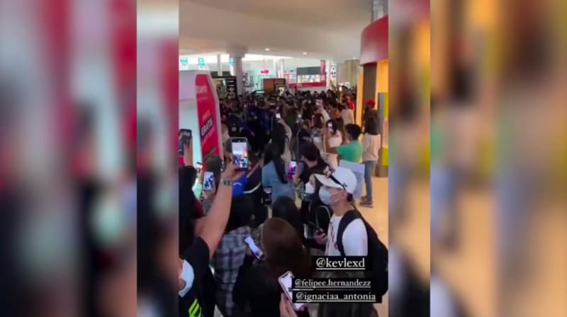La aglomeración ocurrió la tarde del sábado 8 de enero del 2022, en un conocido mall de Cuenca. Los asistentes se concentraron en el patio de comidas. Captura video: Twitter @Sanchezmendieta / Cortesía