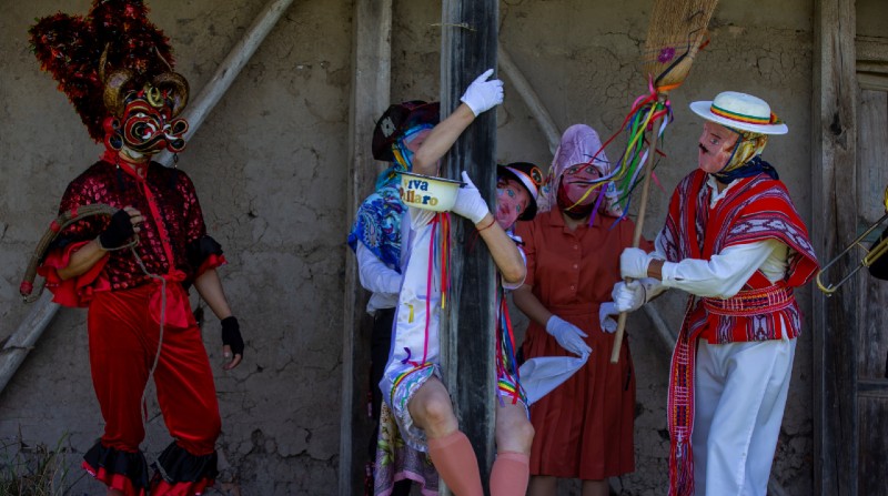 Danzantes de la Diablada de Píllaro recrean la tradicional danza en la ciudad de Píllaro. Foto: José Jácome /EFE
