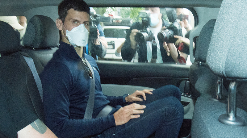 El tenista serbio Novak Djokovic abandonó Australia después de que un tribunal autorizara la cancelación de su visado y su deportación. Foto: EFE