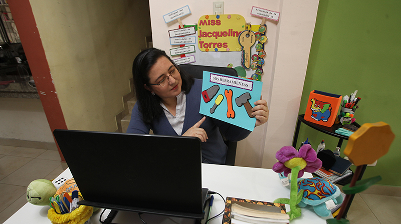 La docente Jacquelin Torres Pincay durante una clase virtual. Foto: Enrique Pesantes / EL COMERCIO
