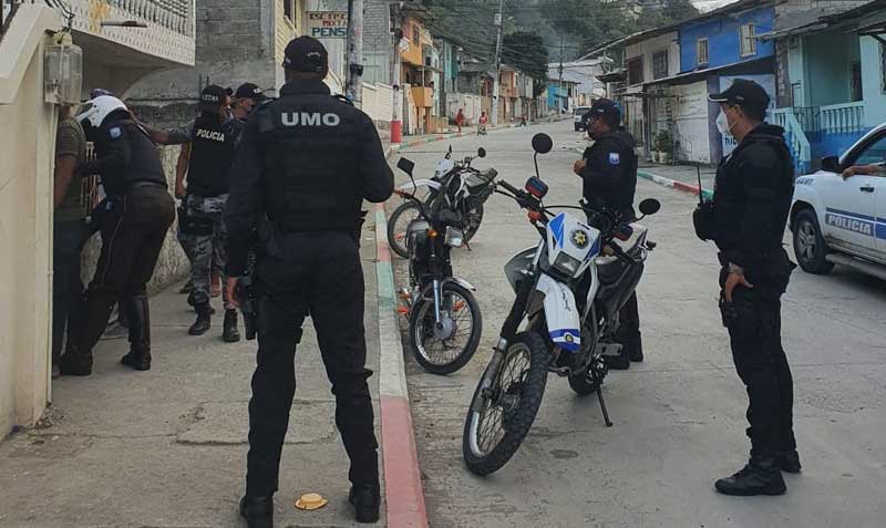 Agentes realizan controles en automóviles y a personas para neutralizar los delitos en Esmeraldas, donde la violencia se incrementa por la guerra de bandas. Foto: cortesía