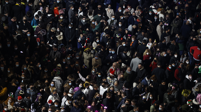 Decenas de personas se reunieron en los alrededores de la Plaza de Sol previo a las campanadas con motivo del Año Nuevo el 31 de diciembre del 2021, en Madrid. Foto: EFE