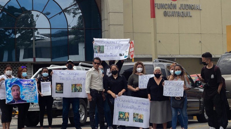 Familiares de las víctimas en las masacres en la Penitenciaría del Guayas, han realizado plantones ante el Consejo de la Judicatura. Foto: Cortesía Derechos Humanos / Archivo