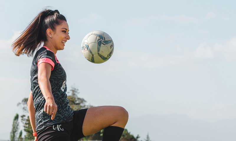 Fernanda Vásconez domina el balón en una práctica de Ñañas. Jugó por su club, en la Selección del país y también en el fútbol suizo. Foto: Fernanda Vásconez