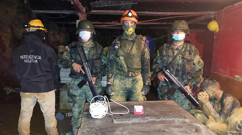 Militares detuvieron a cinco sospechosos en la zona de exclusión minera del cantón Zaruma, en El Oro. Foto: FF.AA.