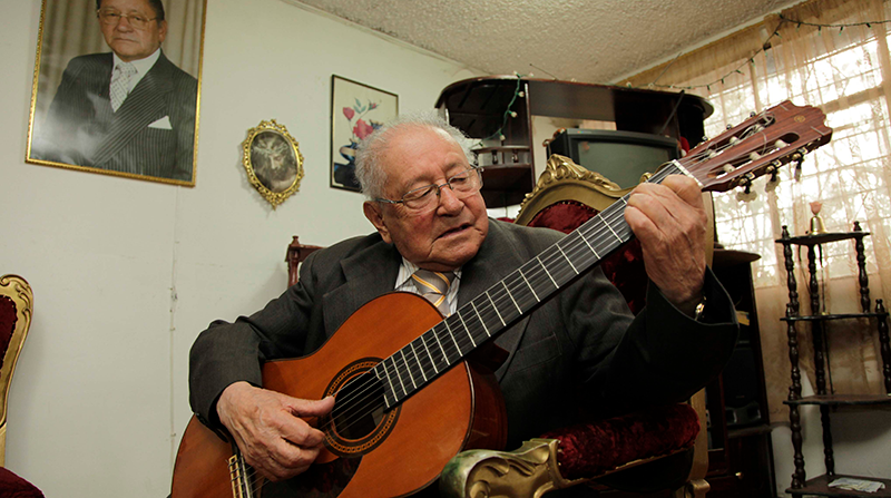Nicolás Fiallos Medrano entona su guitarra en una fotografía del 2012. Foto: Galo Paguay / EL COMERCIO