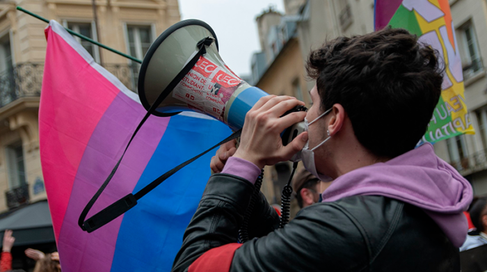 Un chico con un megáfono y una bandera LGTBI durante la manifestación en contra de la ultraderecha y la LGTBIFOBIA en París (Francia), a 31 de enero de 2021. Foto: Archivo Europa Press