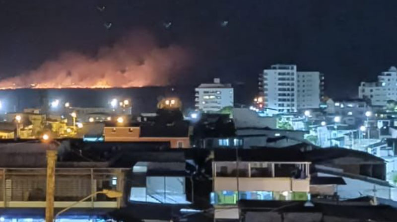 La magnitud de las llamas se observaba desde el malecón de San Vicente. Foto: Cortesía