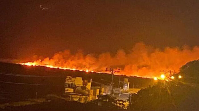 Las llamas alertaron a las personas que habitaban en las casas cercanas a la zona afectada. Foto: Facebook Cuerpo de Bomberos de Chone
