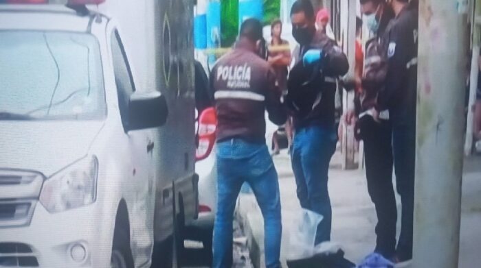 En la calle 31 y Oriente, en el Suburbio Oeste de Guayaquil, quedó tendido el cuerpo sin vida de un sujeto que resultó en inicio herido por policías de civil y cayó sin vida a unas cuadras del enfrentamiento cuando intentaba huir. Foto: Captura de video / Teleamazonas