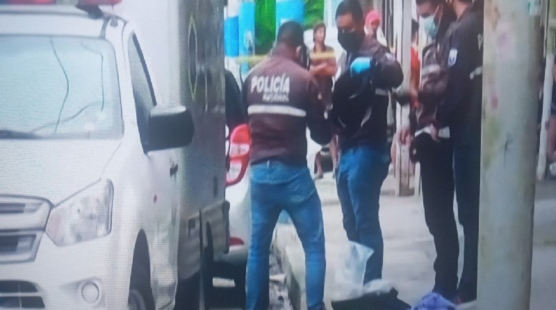 En la calle 31 y Oriente, en el Suburbio Oeste de Guayaquil, quedó tendido el cuerpo sin vida de un sujeto que resultó en inicio herido por policías de civil y cayó sin vida a unas cuadras del enfrentamiento cuando intentaba huir. Foto: Captura de video / Teleamazonas