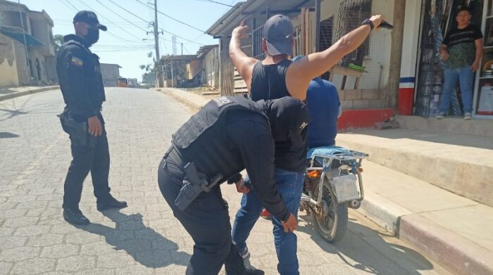 Policía Nacional realizando operativos para el control de libadores en la vía pública . Foto: Cuenta oficial de Twitter @PoliciaEcuador