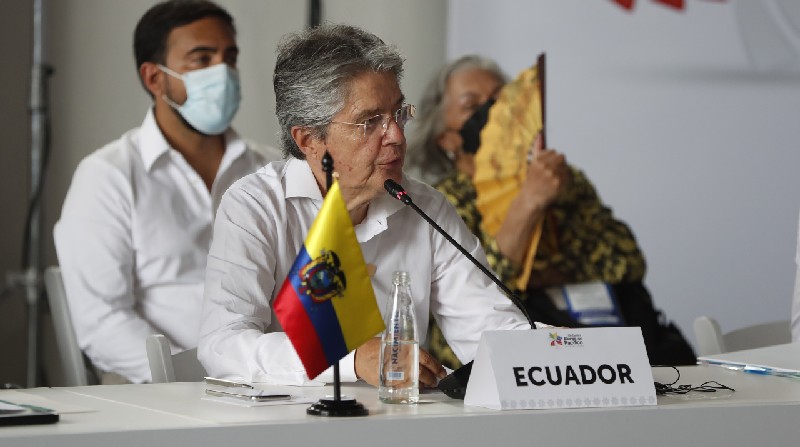 El presidente de Ecuador, Guillermo Lasso, habla durante la XVI Cumbre Alianza del Pacífico hoy en Bahía Malaga (Valle del Cauca). Foto: EFE