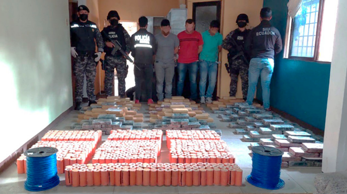 Los policías encontraron un centro de acopio de explosivos y droga en Guayaquil. Foto: Policía