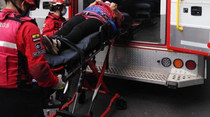 Imagen referencial. Uno de los pasajeros heridos fue trasladado al Hospital de San Miguel de Los Bancos. Foto: Twitter Bomberos Quito