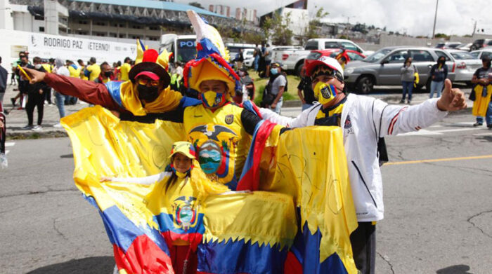 Los hinchas vistieron los colores de la Tri, para apoyar a la Selección de Ecuador, antes del partido contra Brasil. Foto: Patricio Terán/ EL COMERCIO