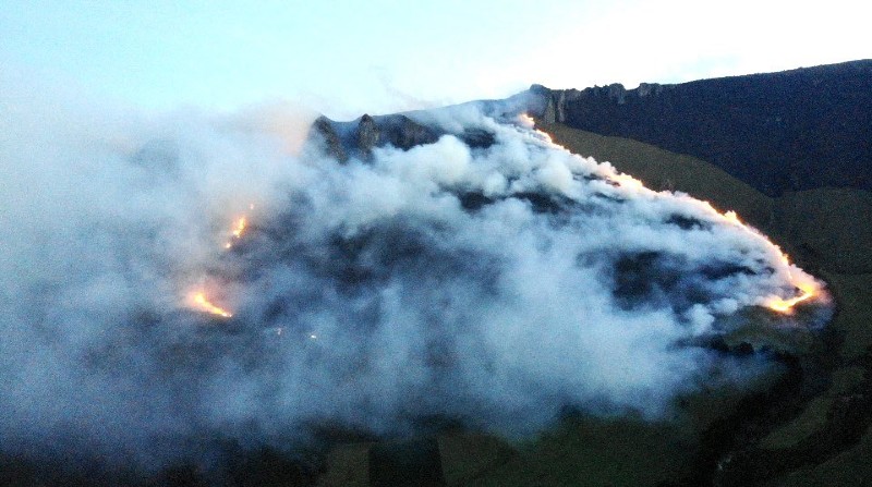 El Cuerpo de Bomberos de Quito trata de controlar un incendio forestal a la altura del kilómetro 11 de la vía Pifo - Papallacta. Foto: Twitter / Cuerpo de Bomberos de Quito