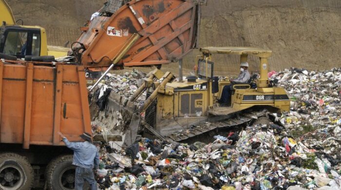 Moradores exigen que se revise las medidas ambientales en el relleno sanitario El Inga, pues consideran que existe un mal manejo de la basura. Foto: Archivo / Bolívar Vásquez