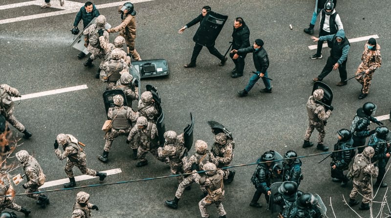 Los manifestantes irrumpieron el pasado 5 de enero de 2022 en la oficina del alcalde de Almaty, cuando el presidente de Kazajstán, Kassym-Jomart Tokayev, declaró el estado de emergencia en la capital hasta el 19 de enero de 2022. Foto: EFE