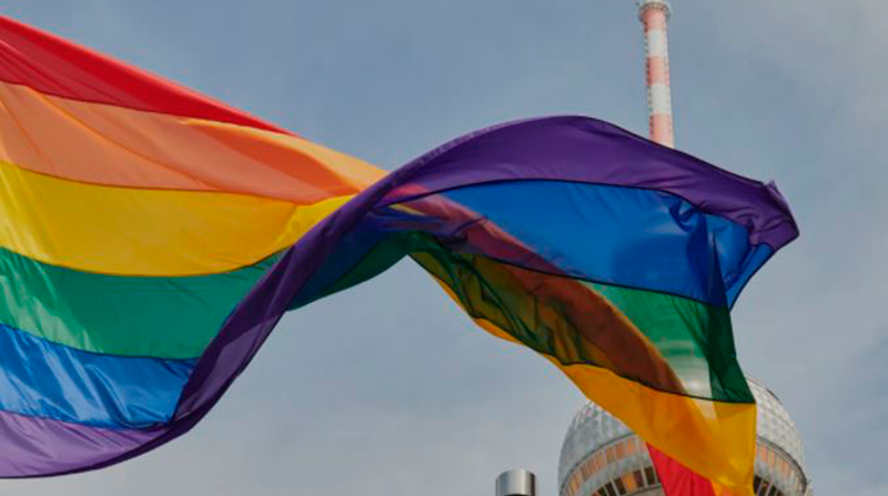 Una bandera LGBTI ondea en Berlín, Alemania. Foto: Archivo Europa Press