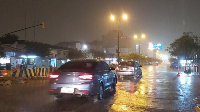 En la avenida principal de la Alborada, norte de Guayaquil, el fuerte aguacero dificultó la circulación. Foto: Juan Carlos Holguín/ EL COMERCIO