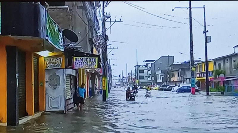 La ciudadela El Recreo, de Durán, es uno de los sectores más afectados por las intensas lluvias de este viernes 28 de enero en la provincia del Guayas. Foto: Captura de video