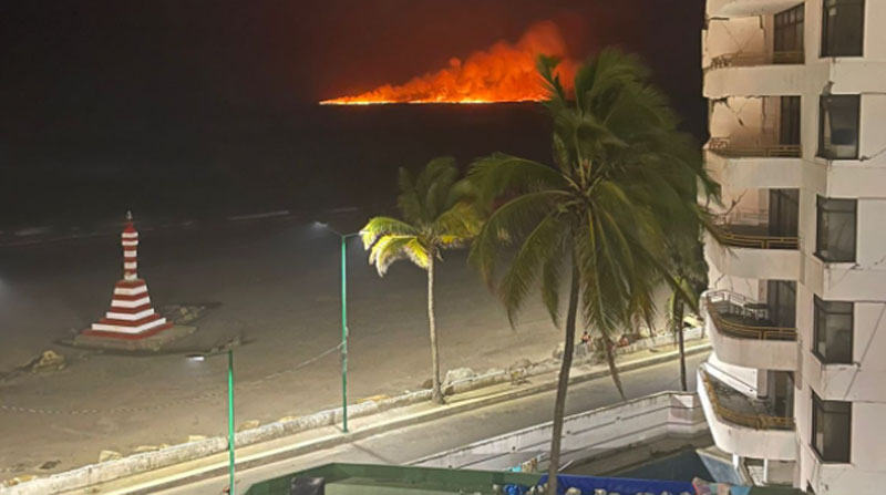 La magnitud de las llamas se observaba desde el malecón de San Vicente, en Manabí. Foto: Cortesía
