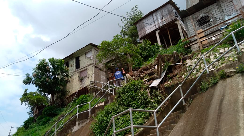 Imagen referencial de técnicos del EDAN de la Corporación Municipal para la Seguridad Ciudadana de Guayaquil evaluaban los riesgos y deslizamientos en Mapasingue Este. Foto: Cortesía @cscgye