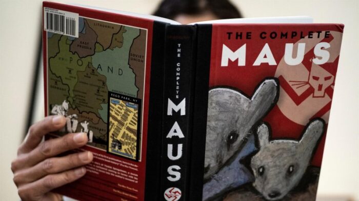 Censuraron el famoso cómic educativo sobre el Holocausto por unanimidad de toda su dirección, llamado 'Maus' por Art Spiegelman. Foto: EFE / Etienne Laurent