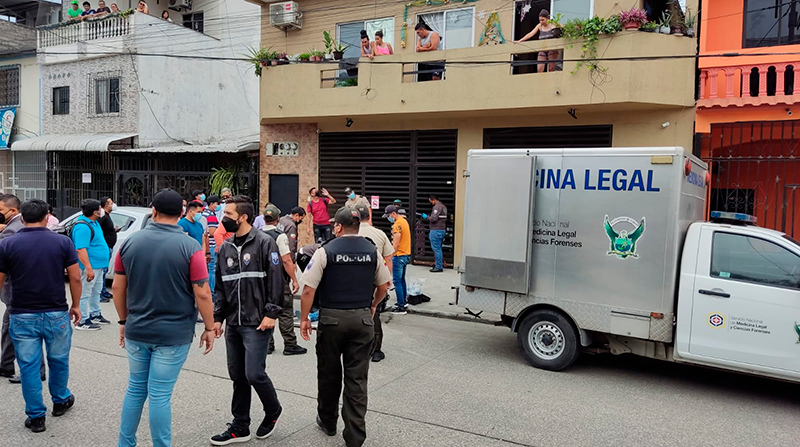 Un tiroteo entre presuntos asaltantes y policías vestidos de civil dejó a un sujeto muerto la tarde del martes 25 de enero del 2020, en el Suburbio de Guayaquil. Foto: Cortesía Policía Nacional