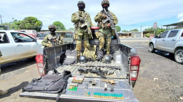 Se decomisaron armas de fuego y municiones de diferente calibre, durante una operación militar de control en el sector Bella Rica, cantón Camilo Ponce Enríquez, Azuay. Foto: Cortesía Fuerzas Armadas