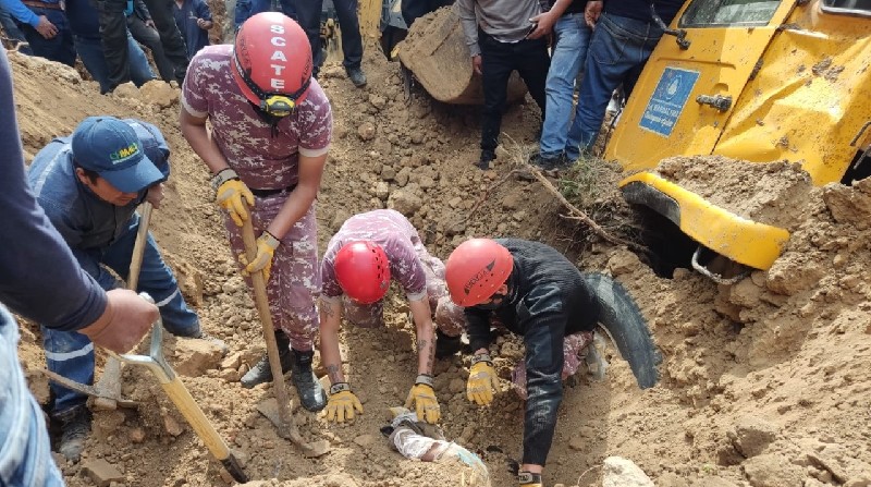 Una persona murió y otras dos resultaron heridas durante un deslizamiento de piedra y tierra en la mina del Guayco. Foto: Cortesía Gestión de Riesgos del Municipio de Chimbo