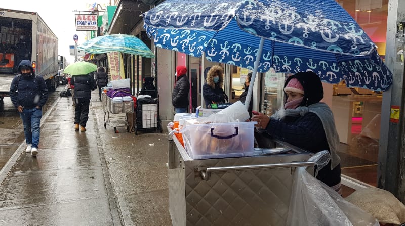 La ecuatoriana Gladis vende tamales este 28 de enero de 2022 en su negocio ambulante estacionado en el barrio de Corona, en Queens, Nueva York (EE.UU). Los miles de vendedores ambulantes sin licencia de Nueva York están hartos de las continuas multas que reciben y quieren que se regule su situación. Foto: EFE