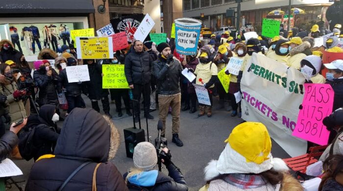 El activista Mohamed Attia (c), director de la ONG "Street Vendor Project", habla este 27 de enero de 2022 durante una manifestación de vendedores ambulantes en Nueva York (EE.UU). Foto: EFE