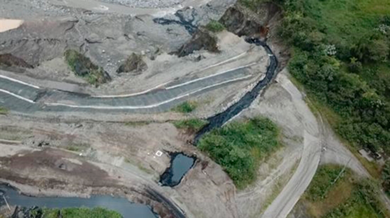 El petróleo se esparció por las orillas del río Coca, donde viven comunidades indígenas que utilizan esa agua para sus actividades. Foto: Cortesía: Amazon Frontlines