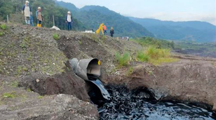 Una piscina de contención de crudo para evitar que llegue a fuentes hídricas, según informó la empresa OCP. Foto: Ministerio de Ambiente
