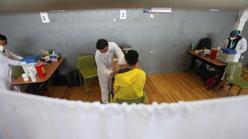 En la Universidad Central, ciudadanos acudieron ayer para recibir la segunda o tercera dosis de la vacuna. Foto: Julio Estrella / El Comercio