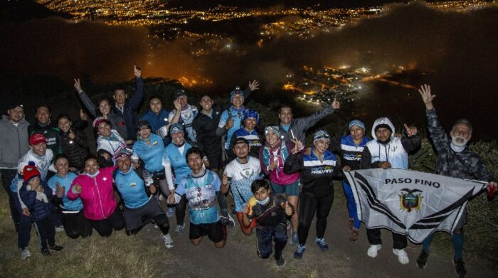 Los miembros de Paso Fino coronaron el Catequilla, en el extremo norte del Distrito Metropolitano, la noche del miércoles. Foto: Diego Pallero / El Comercio