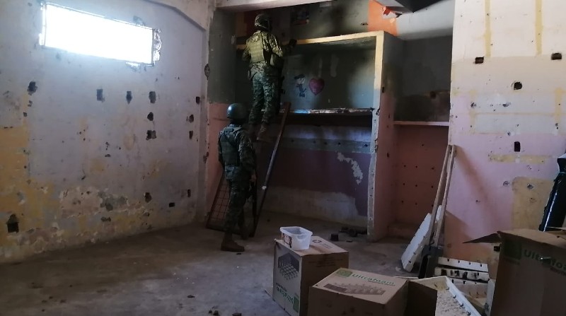 Militares ejecutan operaciones permanentes de seguridad en los exteriores del complejo penitenciario y alrededor de los pabellones de la Penitenciaría del Litoral, al norte de Guayaquil. Foto: Cortesía Fuerzas Armadas del Ecuador