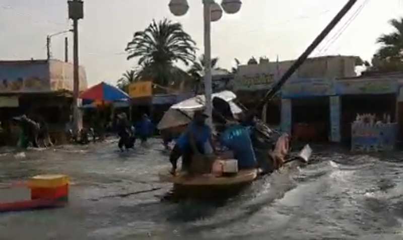 Locales en la playa de Paracas resultaron afectados por el ingreso de agua del mar. Foto: captura